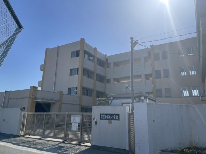松原市立部、土地の小学校画像です