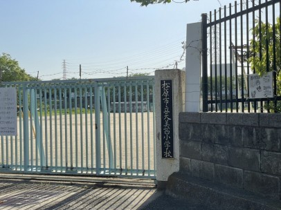 松原市天美西、新築一戸建ての小学校画像です