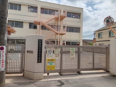 松原市東新町、新築一戸建ての小学校画像です