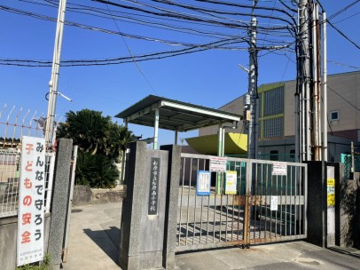 松原市岡、土地の小学校画像です