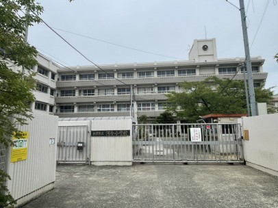 松原市河合、中古一戸建ての小学校画像です