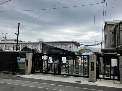 藤井寺市小山、新築一戸建ての小学校画像です
