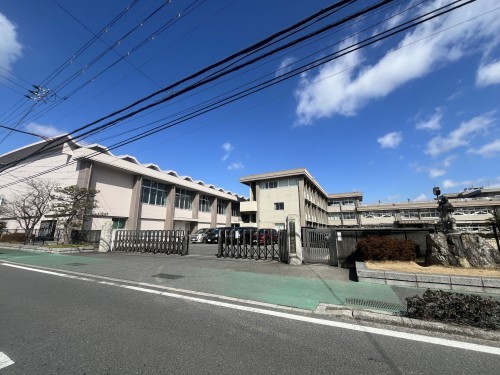 守山市播磨田町１２７３－５、土地の小学校画像です
