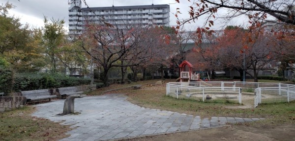 大阪市旭区太子橋、マンションの公園画像です