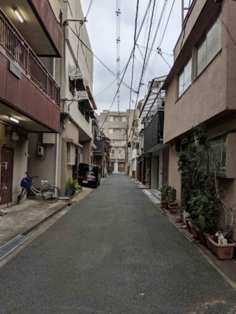 大阪市生野区中川、中古一戸建ての前面道路を含む現地写真画像です
