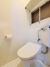 大阪市鶴見区中茶屋、中古一戸建てのトイレ画像です