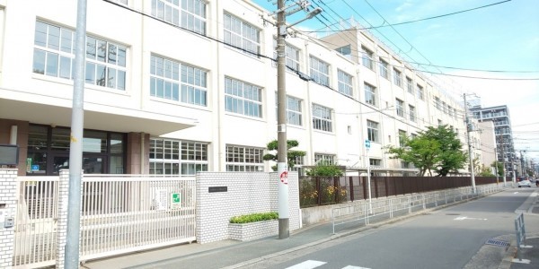 大阪市鶴見区放出東、マンションの中学校画像です