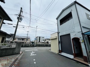 大阪市生野区林寺、中古一戸建ての前面道路を含む現地写真画像です