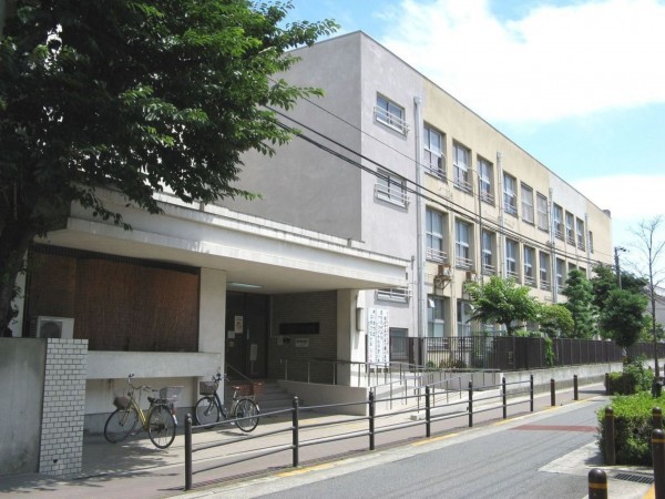 大阪市旭区高殿、マンションの小学校画像です