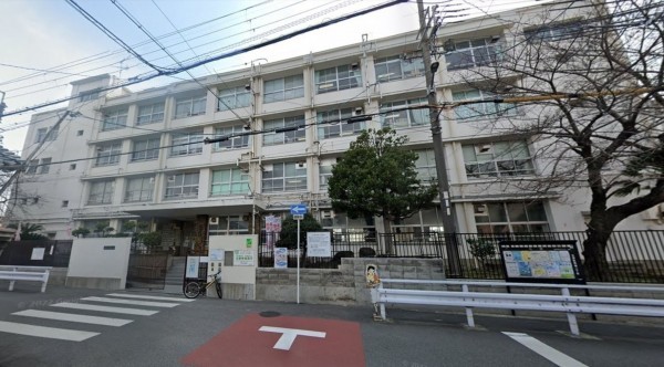 大阪市生野区巽南、中古一戸建ての小学校画像です