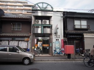 大阪市東成区中本、マンションの郵便局画像です