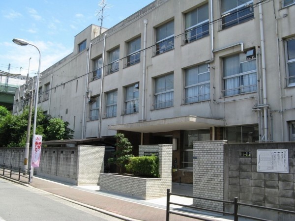 大阪市旭区中宮、中古一戸建ての小学校画像です