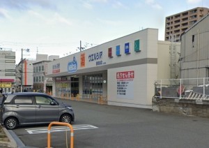 大阪市旭区清水、中古一戸建てのドラッグストア画像です