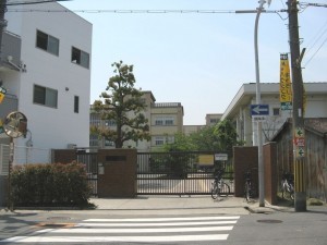 大阪市鶴見区浜、中古一戸建ての中学校画像です