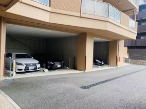 大阪市鶴見区鶴見、マンションの駐車場画像です