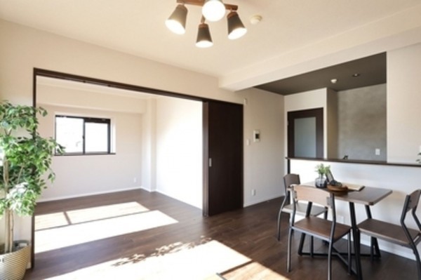 大阪市生野区鶴橋、マンションの居間画像です