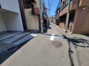 大阪市生野区生野西、中古一戸建ての前面道路を含む現地写真画像です