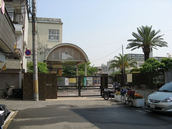 大阪市鶴見区茨田大宮、中古一戸建ての小学校画像です