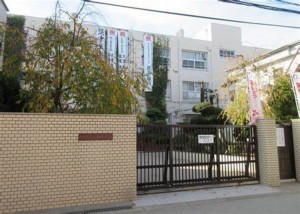 大阪市鶴見区諸口、中古一戸建ての中学校画像です