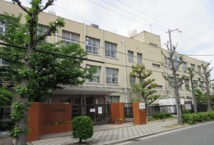 大阪市鶴見区諸口、中古一戸建ての小学校画像です