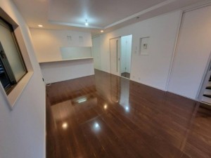 大阪市生野区中川西、中古一戸建ての居間画像です