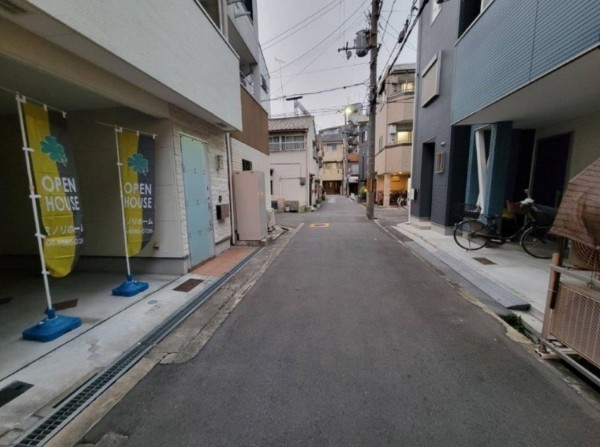 大阪市生野区中川西、中古一戸建ての前面道路を含む現地写真画像です