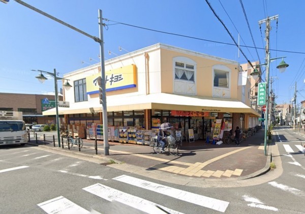 大阪市旭区新森、中古一戸建てのドラッグストア画像です