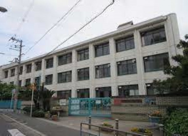 大阪市鶴見区鶴見、中古一戸建ての小学校画像です