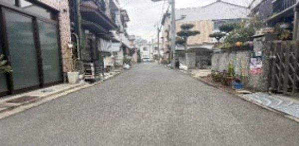 大阪市生野区勝山北、中古一戸建ての前面道路を含む現地写真画像です