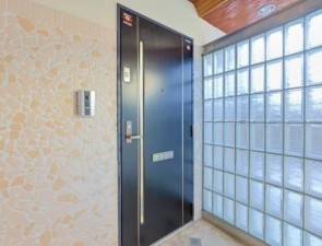 大阪市城東区野江、マンションの玄関画像です