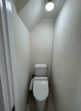 大阪市生野区桃谷、中古一戸建てのトイレ画像です