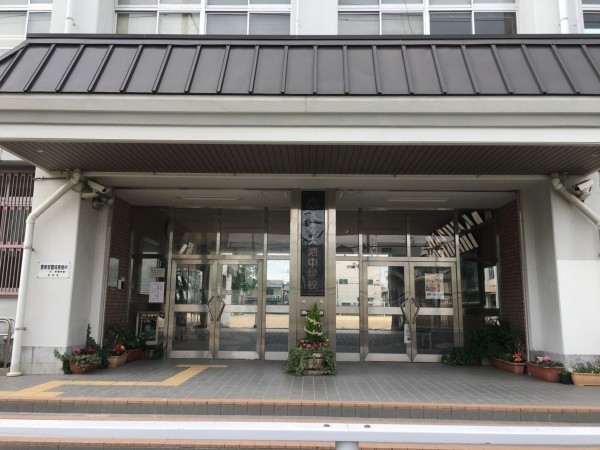 大阪市生野区桃谷、中古一戸建ての中学校画像です