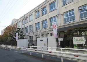 大阪市東成区深江南、中古一戸建ての中学校画像です