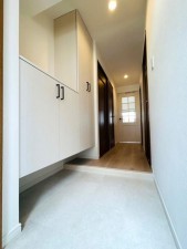 大阪市旭区大宮、マンションの玄関画像です