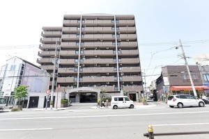 大阪市東成区玉津、マンションの外観画像です