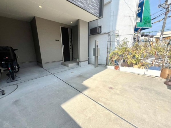大阪市生野区生野西、中古一戸建ての駐車場画像です