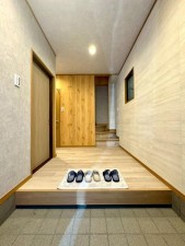 大阪市生野区巽中、中古一戸建ての玄関画像です