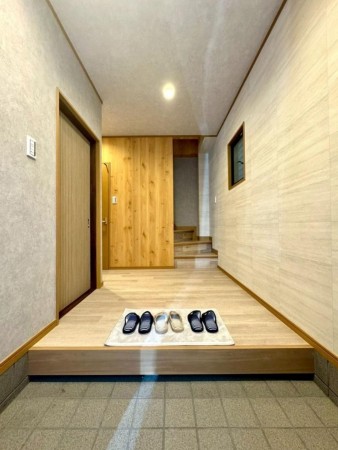 大阪市生野区巽中、中古一戸建ての玄関画像です