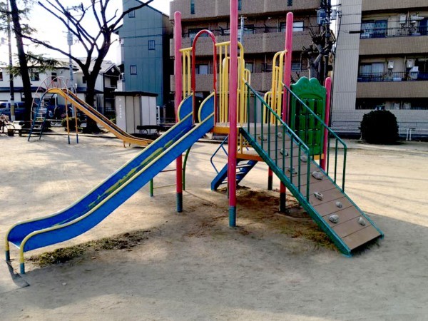 大阪市城東区関目、マンションの公園画像です