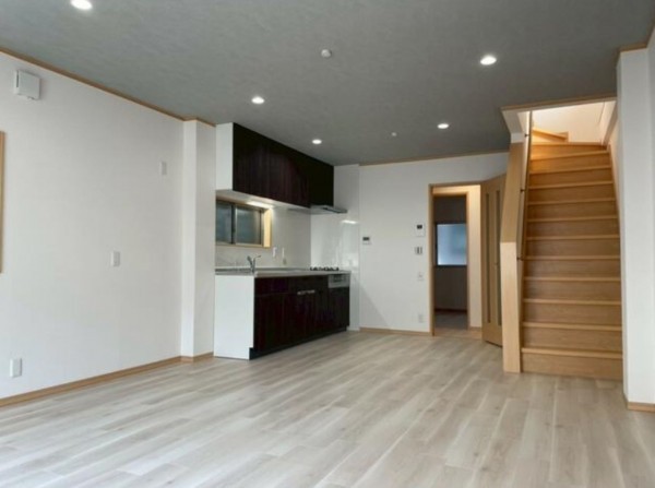 大阪市生野区桃谷、中古一戸建ての居間画像です