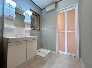 大阪市生野区舎利寺、中古一戸建ての洗面画像です