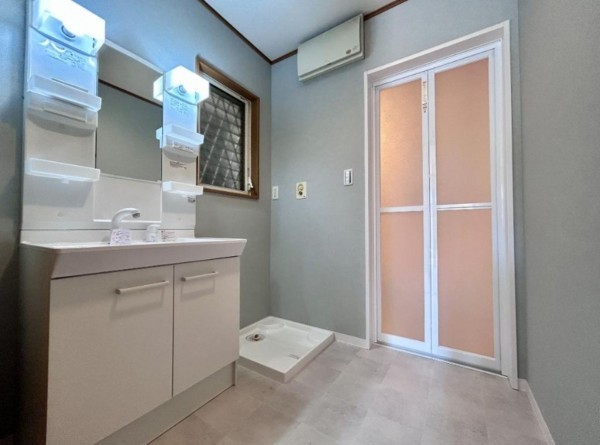 大阪市生野区舎利寺、中古一戸建ての洗面画像です