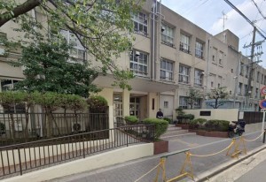 大阪市城東区成育、マンションの小学校画像です