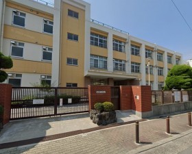 大阪市生野区巽北、中古一戸建ての小学校画像です