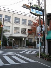 大阪市旭区赤川、中古一戸建ての小学校画像です