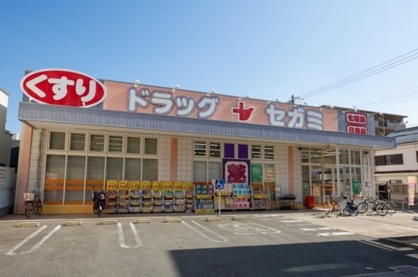 大阪市城東区成育、マンションのドラッグストア画像です