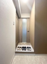 大阪市旭区高殿、マンションの玄関画像です