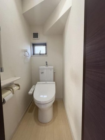 大阪市鶴見区中茶屋、中古一戸建てのトイレ画像です