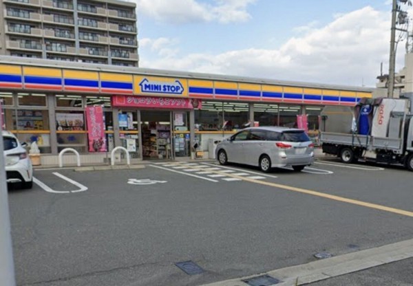 大阪市鶴見区諸口、中古一戸建てのコンビニ画像です