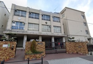 大阪市生野区巽東、中古一戸建ての中学校画像です